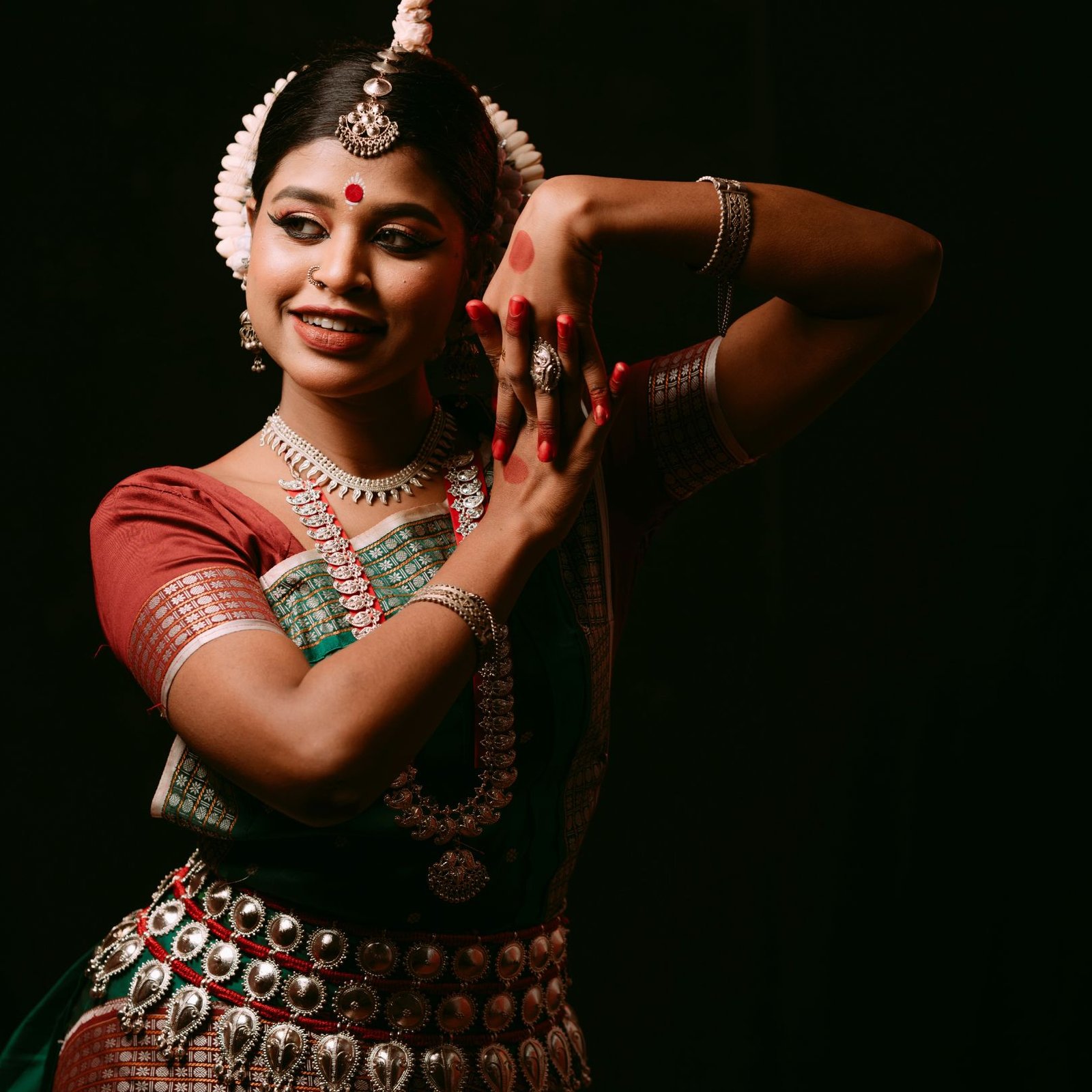 Divyang artist Julika's thrilling Lavani dance performance - YouTube